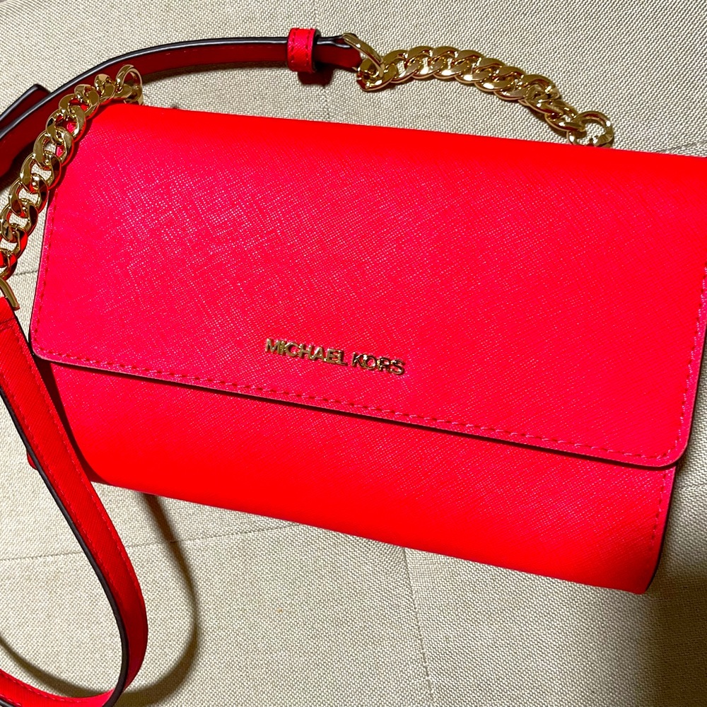 Jet Set Travel Medium Saffiano Leather Smartphone Crossbody Bag Red
